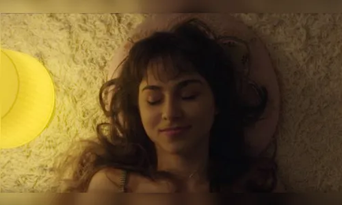 Cantora faz clipe sobre masturbação feminina e tem vídeo removido do Youtube: ‘É censura’