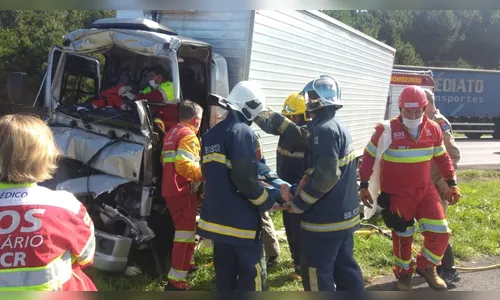 Caminhoneiro fica ferido após acidente na BR-376