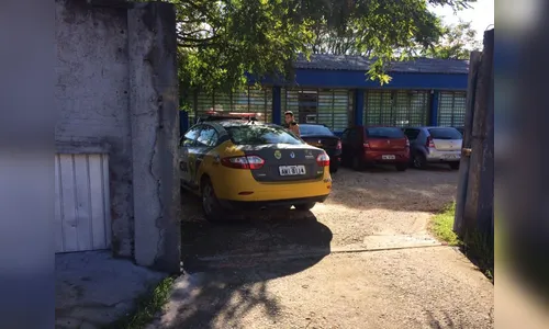 Jovem envolvido em triângulo amoroso invade escola e fere rival com facada 