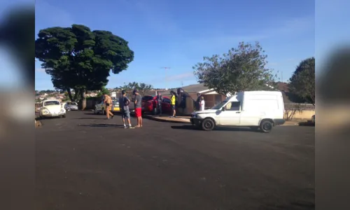 
							Carro bate em muro após acidente em cruzamento; mulher e criança ficaram feridas
						
						