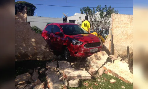 Carro bate em muro após acidente em cruzamento; mulher e criança ficaram feridas