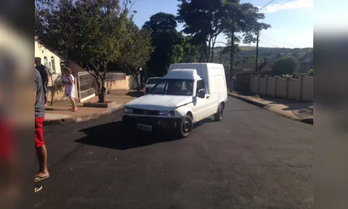 
							Carro bate em muro após acidente em cruzamento; mulher e criança ficaram feridas
						
						