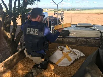 PRF apreende 1,4 tonelada de maconha em caminhão roubado no Paraná