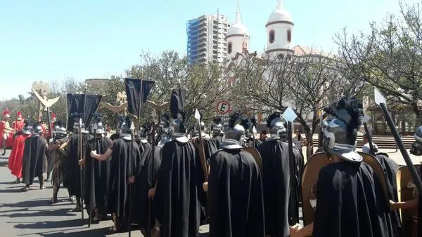 Atores chegam na Igreja Matriz (Foto Sérgio Rodrigo)