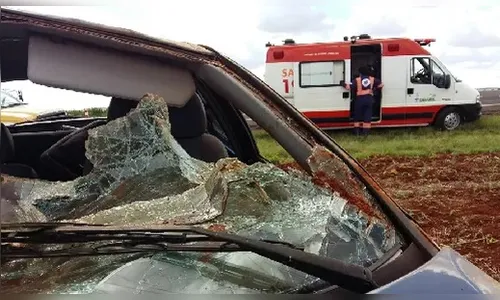 Motorista é ejetado do veículo durante capotamento na PR-444