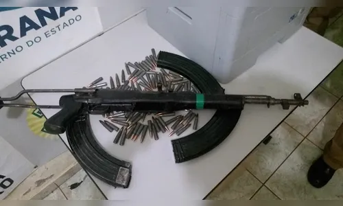 Trio é preso com dois veículos roubados, fuzil e munição 