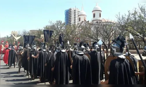 Desfile divulga espetáculo Paixão de Cristo em Arapongas