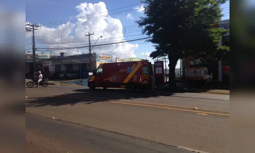 Fusca cruza preferencial e atinge moto na Minas Gerais; mulher ficou ferida 