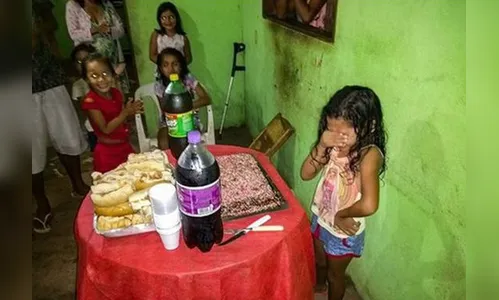 Menina que se emocionou ao ganhar bolo de aniversário é surpreendida com festa de ‘Frozen’