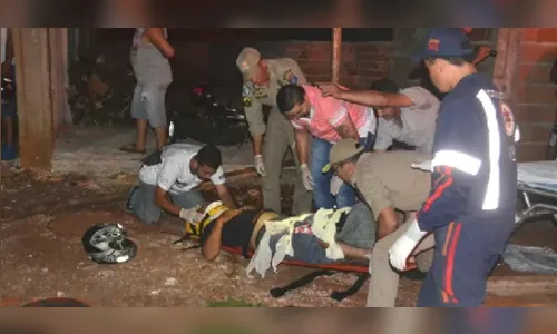 Motociclistas ficam feridos após colisão em Arapongas