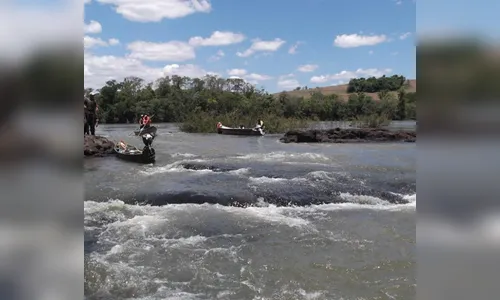 Barco vira e trio fica ilhado no Rio Ivaí; veja o vídeo