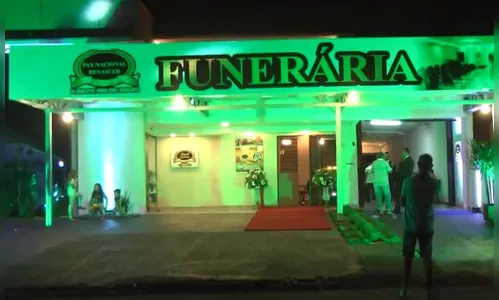 Adolescente de 17 anos inaugura funerária com show e presença de autoridades