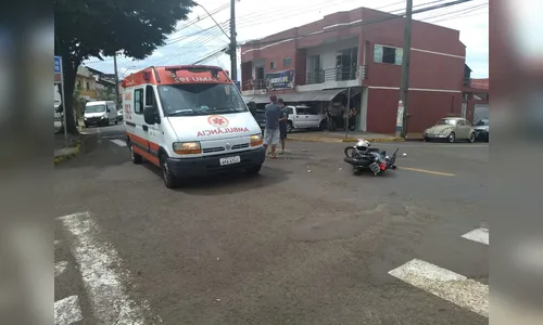 Colisão entre carro e moto deixa mulher ferida em Apucarana