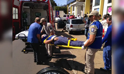 Caminhão arrasta VW Gol por 30 metros na Avenida Minas Gerais e deixa motorista do carro ferido