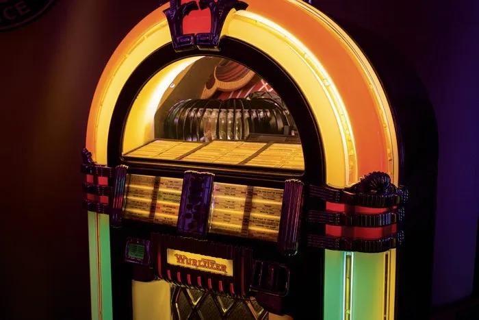 Máquina de tocar música é acionada por moedas. Aparelho foi arrombado e o dinheiro furtado. Foto: Ilustração