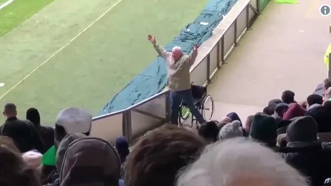 Vídeo de 'cadeirante' se levantando para comemorar gol do seu time viraliza na net - Foto: Reprodução