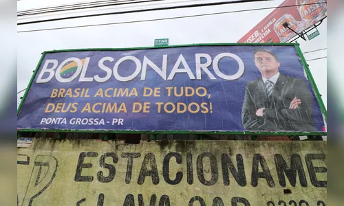 PSOL aciona Justiça Eleitoral para retirar outdoor de Bolsonaro no Paraná