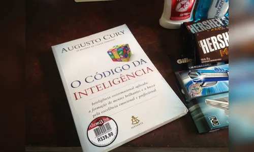 PM prende funcionário de supermercado suspeito de furtar livro 'O Código da Inteligência'