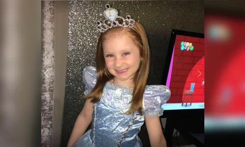 Pais salvam a vida da filha após identificarem algo de errado com o sorriso dela