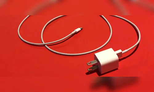 Diretor é acusado de esconder câmera em carregador USB para espionar alunos