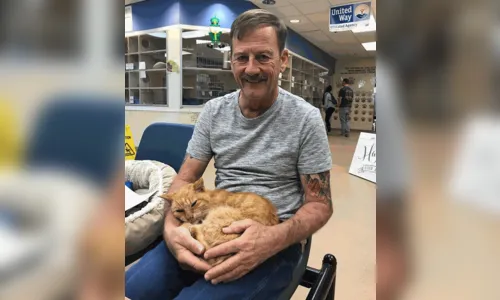 Gato reencontra dono após passar 14 anos desaparecido