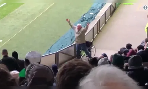 Vídeo de 'cadeirante' se levantando para comemorar gol do seu time viraliza na net