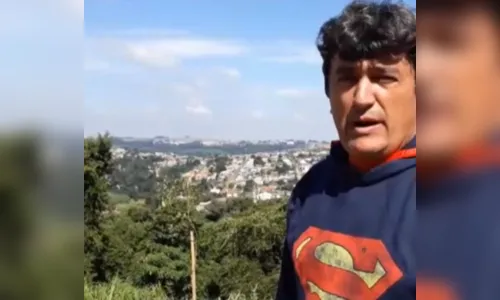 
							Moradores usam espantalho para sinalizar buraco e pedem ajuda ao 'Superman'
						
						
