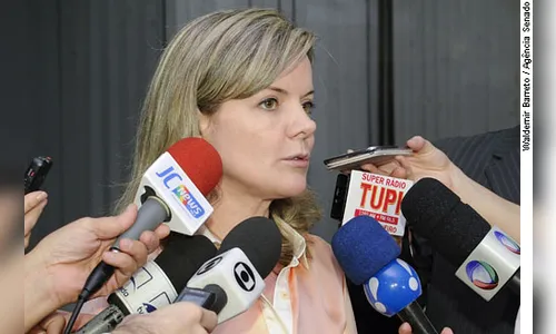 Gleisi Hoffmann processa mulher após ser constrangida em avião; veja vídeo