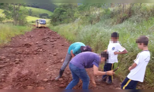 Crianças são flagradas tentando consertar estrada rural para chegar à escola