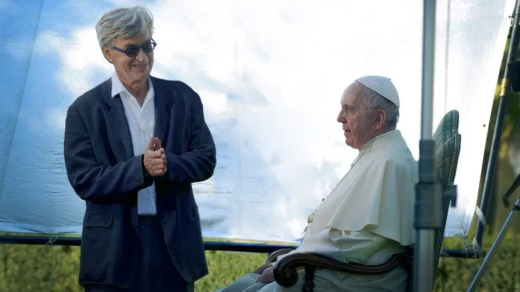 Papa Francisco e o diretor Wim Wenders no set de filmagem - Foto: Vatican News