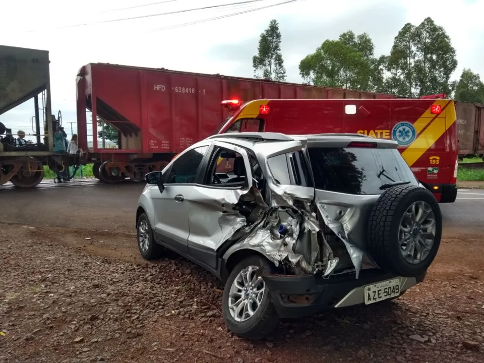 Carro teve danos de grande monta após ser atingido por trem - Foto: TNONLINE