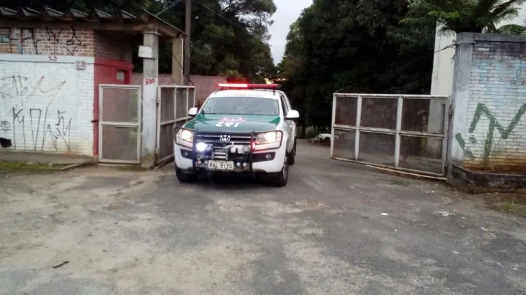 ​Três homens foram mortos em troca de tiros com a polícia no bairro Tatuquara, em Curitiba - Foto: Reprodução/Banda B