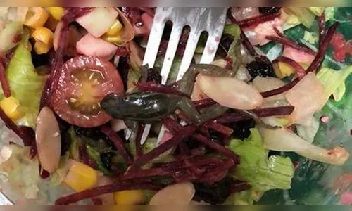 Professora acha perereca em salada pronta comprada no supermercado