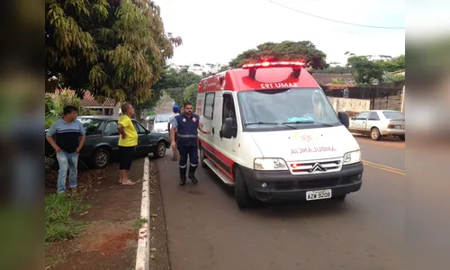 Mulher fica ferida ao ser atingida na calçada por veículo com problema mecânico