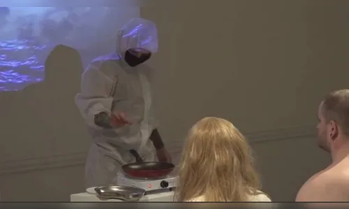 Performance artística conta com carne humana frita na Letônia