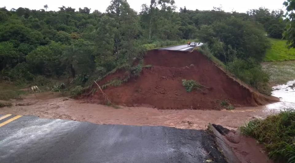 Rodovia foi interditada por 60 dias na região noroeste do Paraná após enxurrada levar ponte - Foto: Divulgação/Polícia Rodoviária Estadual