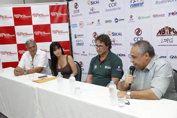 Alex Oliveira (primeiro da direita para a esquerda) fez o anúncio em nome da CBB - Foto: Divulgação