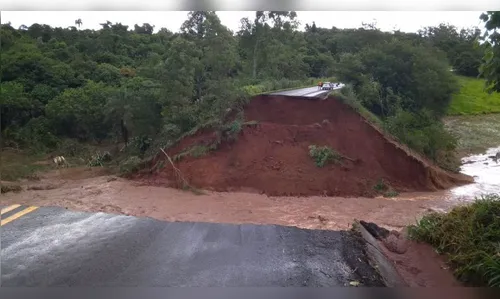 Rodovia é interditada por 60 dias no Paraná após ponte ser levada pela enxurrada