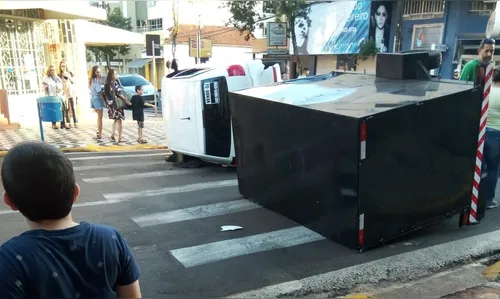 Carro tomba em cruzamento e bloqueia rua na área central de Apucarana
