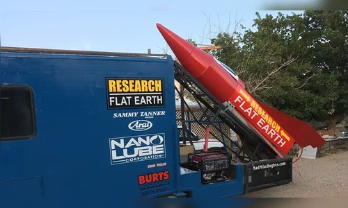 Homem lança a si próprio em foguete para provar que a Terra é plana; veja o vídeo