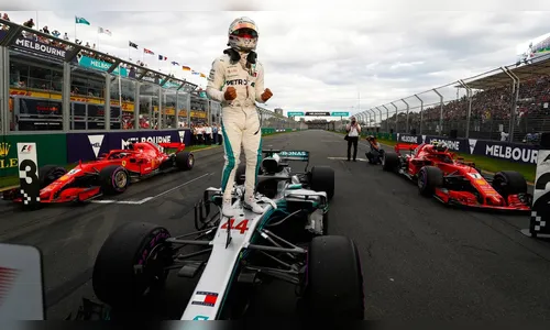 Hamilton deslancha no fim e conquista a pole position com recorde na Austrália