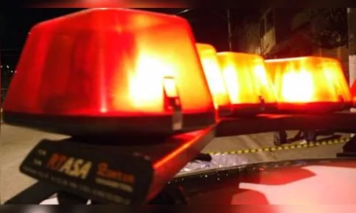 Carro capota e mata idosa que estava em ponto de ônibus para ir à igreja