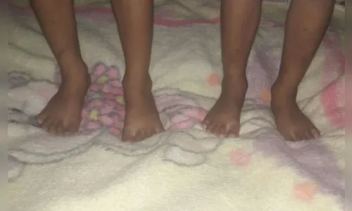 Mulher suspeita que filhas gêmeas de 4 anos tenham sido estupradas pelo marido