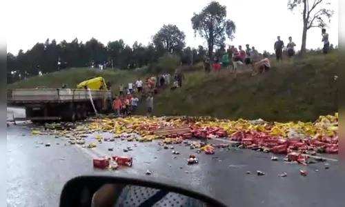 Caminhão carregado com cerveja tomba e é saqueado na BR-277