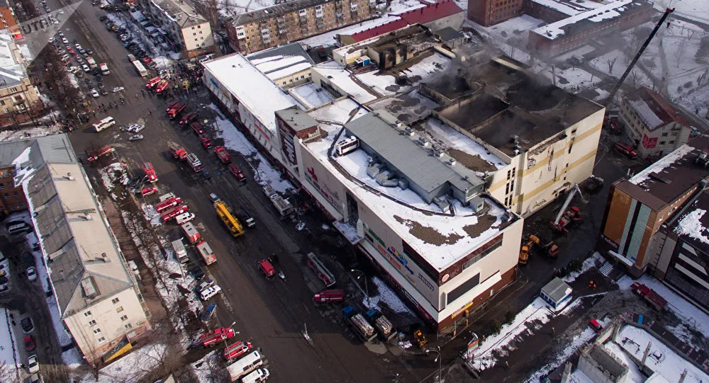 Shopping russo onde morreram 64 pessoas voltou a pegar fogo nesta segunda-feira (26) - Foto: Sputnik/ Aleksandr Kryazhev