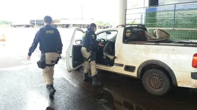 PRF apreende caminhonete com 35 pneus contrabandeados do Paraguai