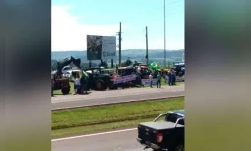 Opositores se reúnem às margens da BR-277 e querem impedir caravana 