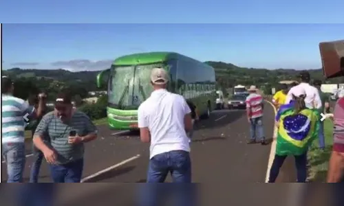 Manifestantes contra Lula atacam ônibus com ovadas no Paraná 