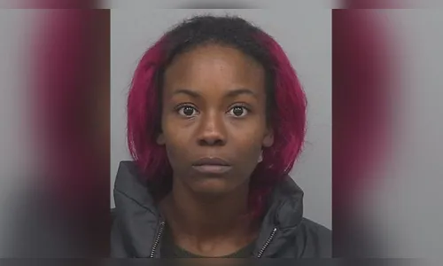 Mulher arrebenta carro em poste para provar existência de Deus