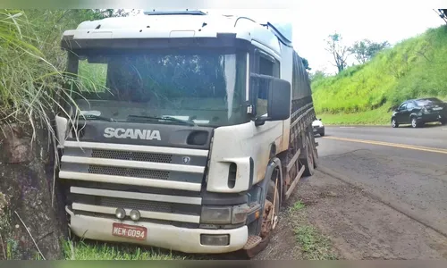 Caminhoneiro perde controle da direção e veículo bate contra barranco 
